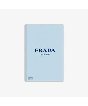 
Koffietafelboek
Prada Catwalk is de uitgebreide gids van de legendarische modeontwerper. Deze definitieve publicatie verzamelt originele catwalkfotografie uit hun illustere carrière en bevat een beknopte geschiedenis van het huis, een korte biografie van Miuccia Prada zelf, voordat ze de collecties zelf verkent, waarbij ze elk chronologisch worden getoond, vanaf hun debuut in 1988 tot vandaag. Een rijke en diep verfijnde look, het meest invloedrijke luxemerk ter wereld.
– Prada Catwalk  – Auteur: Thames & Hudson– Engelstalig– Hardcover – 632 pagina’s – Afmeting: 190x276x70 mm
