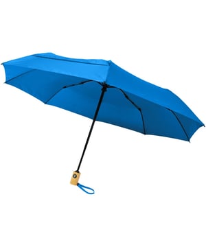
Materiaal: Gerecycleerd PET pongee polyester. Automatisch openen en sluiten van de paraplu. Vouwen voor gemakkelijk dragen. Voorzien van stevige metalen schacht en houten handvat. Hoogwaardig frame. Glasvezelribben voor flexibiliteit in de wind. Wordt geleverd met een etui. Grootte: 21in.