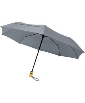 
Materiaal: Gerecycleerd PET pongee polyester. Automatisch openen en sluiten van de paraplu. Vouwen voor gemakkelijk dragen. Voorzien van stevige metalen schacht en houten handvat. Hoogwaardig frame. Glasvezelribben voor flexibiliteit in de wind. Wordt geleverd met een etui. Grootte: 21in.