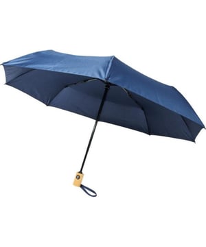 
Materiaal: Gerecycleerd PET pongee polyester. Automatisch openen en sluiten van de paraplu. Vouwen voor gemakkelijk dragen. Voorzien van stevige metalen schacht en houten handvat. Hoogwaardig frame. Glasvezelribben voor flexibiliteit in de wind. Wordt geleverd met een etui. Grootte: 21in.