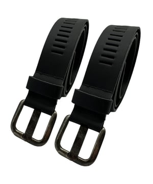 
<p>Deze mooie <strong>lederen riem</strong> van het merk <strong>ARIESZZZ</strong> heeft een nikkelvrije gesp en past altijd perfect omdat deze riem is voor zien van sleufjes zodat de <strong>riem</strong> altijd op de juiste maat is in te stellen waardoor deze altijd comfortabel zit en aanvoelt. Deze riemen van <strong>ARIESZZZ</strong> zijn geschikt voor zowel dames als heren.</p>

<p>Deze<strong> riem </strong>is niet in te korten en de <strong>riem</strong> is 4 cm breed.</p>

<ul>
	<li>Maat 95 (totale lengte 110 cm): Geschikt voor een omtrek van 91 tot 100 cm</li>
	<li>Maat 105 (totale lengte 120 cm): Geschikt voor een omtrek van 101 tot 110 cm</li>
	<li>Maat 115 (totale lengte 130 cm): Geschikt voor een omtrek van 111 tot 120 cm</li>
</ul>