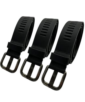 
<p>Deze mooie <strong>lederen riem</strong> van het merk <strong>ARIESZZZ</strong> heeft een nikkelvrije gesp en past altijd perfect omdat deze riem is voor zien van sleufjes zodat de <strong>riem</strong> altijd op de juiste maat is in te stellen waardoor deze altijd comfortabel zit en aanvoelt. Deze riemen van <strong>ARIESZZZ</strong> zijn geschikt voor zowel dames als heren.</p>

<p>Deze<strong> riem </strong>is niet in te korten en de <strong>riem</strong> is 4 cm breed.</p>

<ul>
	<li>Maat 95 (totale lengte 110 cm): Geschikt voor een omtrek van 91 tot 100 cm</li>
	<li>Maat 105 (totale lengte 120 cm): Geschikt voor een omtrek van 101 tot 110 cm</li>
	<li>Maat 115 (totale lengte 130 cm): Geschikt voor een omtrek van 111 tot 120 cm</li>
</ul>