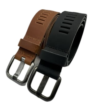 
<p>Deze mooie <strong>lederen riem</strong> van het merk <strong>ARIESZZZ</strong> heeft een nikkelvrije gesp en past altijd perfect omdat deze riem is voor zien van sleufjes zodat de <strong>riem</strong> altijd op de juiste maat is in te stellen waardoor deze altijd comfortabel zit en aanvoelt. Deze riemen van <strong>ARIESZZZ</strong> zijn geschikt voor zowel dames als heren.</p>

<p>Deze<strong> riem </strong>is niet in te korten en de <strong>riem</strong> is 4 cm breed.</p>

<ul>
	<li>Maat 95 (totale lengte 110 cm): Geschikt voor een omtrek van 91 tot 100 cm</li>
	<li>Maat 105 (totale lengte 120 cm): Geschikt voor een omtrek van 101 tot 110 cm</li>
	<li>Maat 115 (totale lengte 130 cm): Geschikt voor een omtrek van 111 tot 120 cm</li>
</ul>