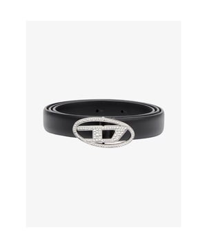 
De Diesel Oval D Logo B-1dr Riem in de kleur Zwart heeft een zilverkleurige strass logo gesp. Maak je outfit helemaal af met deze Diesel riem. De riem is een echte staple piece die elk seizoen terug komt in de collectie.

Breedte: 20mm