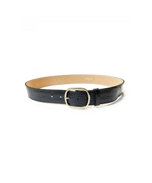 
Mooie zwarte crocoprint leren riem van het merk FRNCH. De Suzanne riem heeft een gouden ronde gesp. De riem is verkrijgbaar in 3 maten. 
Deze riem is de finishing touch die je outfit afmaakt. Het voegt net even wat extra's toe aan je outfit. Ook leuk om deze riem te dragen bij je maxi-jurk om je taille te accentueren. 

 S; 100 CM
M: 110 CM
L: 120 CM

Materiaal: 100% leer.