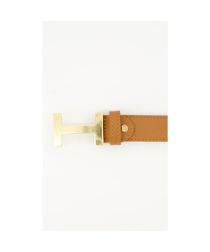 
De Hera Riem Cognac is de perfecte finishing touch voor jouw look. Deze elegante riem in een rijke cognackleur voegt niet alleen stijl toe, maar biedt ook functionaliteit voor elke gelegenheid. Of je nu een casual outfit wilt opwaarderen of een formele look wilt completeren, de Hera riem is een veelzijdig accessoire dat in geen enkele garderobe mag ontbreken.

 Kenmerken van de Hera Riem Cognac:

  
 * Hoogwaardig materiaal: Gemaakt van premium kwaliteit leer, biedt de riem een luxe uitstraling en uitstekende duurzaamheid, waardoor hij ideaal is voor dagelijks gebruik. 
 * Rijke cognackleur: De warme cognactint is perfect te combineren met diverse kledingstijlen en -kleuren, van jeans tot jurken, en voegt een vleugje elegantie toe aan elke outfit. 
 * Verstelbaar ontwerp: De Hera Riem is voorzien van een verstelbare sluiting, waardoor je de perfecte pasvorm kunt creëren. Dit zorgt niet alleen
