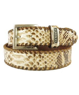 
Sendra Riem 1009 Naturel slangenprint Dames Heren riem Vlechtrand Verwisselbare Gesp Cowboy Western Ibiza Gipsy 4cm brede Jeans Broekriem<br><br>Sendra riem van slangenprint leer. In een natuurlijke kleur, met een vlechtrand in het midden. Grote gesp met dubbele doorsteek. Het metaal van de gesp heeft een matte, vintage look. Achterkant van deze sterke riemen is uitgevoerd in echt rund leder.
<p><span><strong>Hoe weet ik welke riem maat ik moet kiezen?</strong></span><br>
Meet je broekband voor de maat. Voor maatadvies: <strong>kijk op de maattabel in de foto's</strong><br>
De maat van een Sendra riem wordt gemeten vanaf de bovenkant van de gesp tot aan het middelste gaatje van de 5 gaatjes. De afstand tussen de gaatjes is 2,5 cm. Het stuk leer na het middelste gaatje tot de punt is ongeveer 15 cm.<br>
Meet de bovenkant van je broek waarop je de riem wilt dragen, dan kan je goed inschatten hoeveel de riem oversteekt.<br>
Of het een hoog model taillebroek is of juist een heupbroek kan voor de lengte van de riem wel enig verschil maken.</p>
<span><strong>Een Sendra riem is een sieraad om je middel.</strong></span><br>
Sendra gebruikt voor de riemen, net als voor de laarzen, alleen de allerbeste leersoorten. Sendra riemen worden grotendeels met de hand gemaakt door zeer ervaren vakmensen. Duidelijk zie je de invloed van de cowboy- en westernkleding terug in de fraaie details. Sendra riemen zijn van een hoge kwaliteit en daar heb je dus lang plezier van.
<p><span><strong>Kleur en Materiaal:</strong></span><br>
Het kenmerk van handwerk is dat er altijd kleine verschillen zijn. Er zijn geen twee laarzen of riemen precies hetzelfde.<br>
We verkopen leer en dat heeft de charme van kleine variaties, daaraan herken je de echtheid van leer.<br>
Kleur weergave is mede afhankelijk van jouw persoonlijke scherminstellingen. </p>
<strong>Afmetingen:</strong><br>
Deze Sendra riem is 4 cm breed. De gesp zit bevestigd met 4 drukkers, zodat je eenvoudig van gesp of buckle kan wisselen. <br>
<br>
<img alt="" src="https://www.mooileer.nl/Files/2/30000/30789/FileBrowser/plaatjes/sendra-logo.png"><br>
 <br>