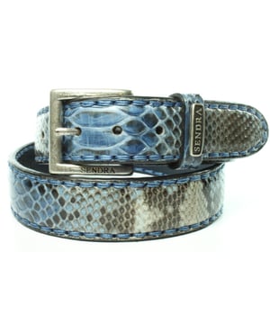 
Tussen onze  vind je nu dit prachtige item uit de nieuwe collectie van Sendra. Steel de show bij elke gelegenheid!
Sendra Riem 1016 Blauw slangenprint Dames Heren Riem Verwisselbare Gesp Cowboy Western Ibiza Bohemian 4cm brede Jeans Broekriem<br><br>Indigo blauw. Deze Sendra riem is van slangenprint. Past natuurlijk heel mooi met jeans of pak en de Sendra laarzen van model  Sendra 5907 met hetzelfde blauwe slangenprint
<p><strong>Hoe weet ik welke riem maat ik moet kiezen?</strong><br>
Meet je broekband voor de maat. Voor maatadvies: <strong>kijk op de maattabel in de foto's</strong><br>
De maat van een Sendra riem wordt gemeten vanaf de bovenkant van de gesp tot aan het middelste gaatje van de 5 gaatjes. De afstand tussen de gaatjes is 2,5 cm. Het stuk leer na het middelste gaatje tot de punt is ongeveer 15 cm.<br>
Meet de bovenkant van je broek waarop je de riem wilt dragen, dan kan je goed inschatten hoeveel de riem oversteekt.<br>
Of het een hoog model taillebroek is of juist een heupbroek kan voor de lengte van de riem wel enig verschil maken.</p>

<p><strong>Een Sendra riem is een sieraad om je middel.</strong><br>
Sendra gebruikt voor de riemen, net als voor de laarzen, alleen de allerbeste leersoorten. Sendra riemen worden grotendeels met de hand gemaakt door zeer ervaren vakmensen. Duidelijk zie je de invloed van de cowboy- en westernkleding terug in de fraaie details. Sendra riemen zijn van een hoge kwaliteit en daar heb je dus lang plezier van.<br>
<br>
<strong>Kleur en Materiaal:</strong><br>
Het kenmerk van handwerk is dat er altijd kleine verschillen zijn. Er zijn geen twee laarzen of riemen precies hetzelfde.<br>
We verkopen leer en dat heeft de charme van kleine variaties, daaraan herken je de echtheid van leer.<br>
De laarzen en riemen worden door Sendra Boots vaak behandeld met een dun laagje olie. Daardoor kan het leer van je nieuwe laars of riem donkerder zijn. Dit verdwijnt in het dragen. Wil je direct de uiteindelijke kleur te zien, kan je het leer een beetje buigen. Als je de laarzen of riemen poetst worden ze weer wat donkerder.<br>
Kleur weergave is mede afhankelijk van jouw persoonlijke scherminstellingen. <br>
<br>
<strong>Afmetingen:</strong><br>
Deze Sendra riem is 4 cm breed. De gesp zit bevestigd met 4 drukkers, zodat je eenvoudig van gesp of buckle kan wisselen.<br>
<br>
<img alt="" src="https://www.mooileer.nl/Files/2/30000/30789/FileBrowser/plaatjes/sendra-logo.png"><br>
 </p>