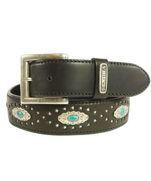 
Dit is je kans om de dit topitem uit de laatste collectie van Sendra in je bezit te krijgen. Ben jij ook Sendra fan?
Sendra Riem 1102 Zwart Dames Heren riem Uitgestanste Sterren Concho's met Turquiose Verwisselbare Gesp Cowboy- Western Ibiza Gipsy 4cm brede Jeans Broekriem<br><br>Sierlijke zwarte riem met turquoise. Om de concho's heen zijn kleine sterretjes uit gestanst. Zorgvuldig met de hand gemaakt.<br><br><strong>Hoe weet ik welke riem maat ik moet kiezen?</strong><br>Meet je broekband voor de maat. Voor maatadvies: <strong>kijk op de maattabel in de foto's</strong><br>De maat van een Sendra riem wordt gemeten vanaf de bovenkant van de gesp tot aan het middelste gaatje van de 5 gaatjes. De afstand tussen de gaatjes is 2,5 cm. Het stuk leer na het middelste gaatje tot de punt is ongeveer 15 cm.<br>Meet de bovenkant van je broek waarop je de riem wilt dragen, dan kan je goed inschatten hoeveel de riem oversteekt.<br>Of het een hoog model taillebroek is of juist een heupbroek kan voor de lengte van de riem wel enig verschil maken.<br><br><strong>Een Sendra riem is een sieraad om je middel.</strong><br>Sendra gebruikt voor de riemen, net als voor de laarzen, alleen de allerbeste leersoorten. Sendra riemen worden grotendeels met de hand gemaakt door zeer ervaren vakmensen. Duidelijk zie je de invloed van de cowboy- en westernkleding terug in de fraaie details. Sendra riemen zijn van een hoge kwaliteit en daar heb je dus lang plezier van.<br><br><strong>Kleur en Materiaal:</strong><br>Het kenmerk van handwerk is dat er altijd kleine verschillen zijn. Er zijn geen twee laarzen of riemen precies hetzelfde.<br>We verkopen leer en dat heeft de charme van kleine variaties, daaraan herken je de echtheid van leer.<br>De laarzen en riemen worden door Sendra Boots vaak behandeld met een dun laagje olie. Daardoor kan het leer van je nieuwe laars of riem donkerder zijn. Dit verdwijnt in het dragen. Wil je direct de uiteindelijke kleur te zien, kan je het leer een beetje buigen. Als je de laarzen of riemen poetst worden ze weer wat donkerder.<br>Kleur weergave is mede afhankelijk van jouw persoonlijke scherminstellingen. <br><br><strong>Afmetingen:</strong><br>Deze Sendra riem is 4 cm breed. De gesp zit bevestigd met 4 drukkers, zodat je eenvoudig van gesp of buckle kan wisselen.<br><br><img alt="" src="https://www.mooileer.nl/Files/2/30000/30789/FileBrowser/plaatjes/sendra-logo.png"><br>
<br>