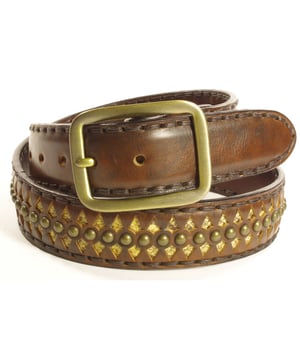 
 Helemaal bij de tijd met deze musthave van Sendra   Topkwaliteit zoals je van Sendra gewend bent  Uit de nieuwste collectie en nu beschikbaar voor jou!
Sendra Riem 511 Bruin slangenprint Dames Heren Cowboy Western Gipsy Ibiza 4cm Brede Jeans Broekriem Studs Verwisselbare Gesp<br><br>Sendra riem 511 is gemaakt van eerste kwaliteit rundleder en onder de uitgesneden ruitjes zit nog een laag slangenprint. Tot in het detail perfect afgewerkt met koper kleurige studs.
<br>
<br>
<strong>Hoe weet ik welke maat ik moet kiezen?</strong>
<br>
Meet je broekband voor de maat. Voor maatadvies: <strong>kijk op de maattabel in de foto's</strong>
<br>
De maat van een Sendra riem wordt gemeten vanaf de bovenkant van de gesp tot aan het middelste gaatje van de 5 gaatjes. De afstand tussen de gaatjes is 2,5 cm. Het stuk leer na het middelste gaatje tot de punt is ongeveer 15 cm.
<br>
Meet de bovenkant van je broek waarop je de riem wilt dragen, dan kan je goed inschatten hoeveel de riem oversteekt.
<br>
Of het een hoog model taillebroek is of juist een heupbroek kan voor de lengte van de riem wel enig verschil maken.
<br>
<br>
<strong>Een Sendra riem is een sieraad om je middel.</strong>
<br>
Sendra gebruikt voor de riemen, net als voor de laarzen, alleen de allerbeste leersoorten. Sendra riemen worden grotendeels met de hand gemaakt door zeer ervaren vakmensen. Duidelijk zie je de invloed van de cowboy- en westernkleding terug in de fraaie details. Sendra riemen zijn van een hoge kwaliteit en daar heb je dus lang plezier van.
<br>
<br>
<strong>Kleur en Materiaal:</strong>
<br>
Het kenmerk van handwerk is dat er altijd kleine verschillen zijn. Er zijn geen twee laarzen of riemen precies hetzelfde.
<br>
We verkopen leer en dat heeft de charme van kleine variaties, daaraan herken je de echtheid van leer.
<br>
Kleur weergave is mede afhankelijk van jouw persoonlijke scherminstellingen. 
<br>
<br>
<strong>Afmetingen:</strong>
<br>
Deze Sendra riem is 4 cm breed. De gesp zit bevestigd met 4 drukkers, zodat je eenvoudig van gesp of buckle kan wisselen.
<br>
<br>
<img alt="" src="https://www.mooileer.nl/Files/2/30000/30789/FileBrowser/plaatjes/sendra-logo.png">
<br>
 
<br>