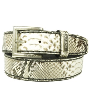 
Sendra Riem 5156 Ecru slangenprint Dames Heren Riem Cowboy Western Gipsy 4cm brede Jeans Broekriem Verwisselbare Gesp<br><br>Handgemaakte Sendra riem van naturel slangenprint leer.  Elke slangenprint heeft een andere tekening en verschilt wat van kleur.  Daarom is eenl slangenprint leren Sendra riem altijd weer uniek.
<p><strong>Hoe weet ik welke riem maat ik moet kiezen?</strong><br>
Meet je broekband voor de maat. Voor maatadvies: <strong>kijk op de maattabel in de foto's</strong><br>
De maat van een Sendra riem wordt gemeten vanaf de bovenkant van de gesp tot aan het middelste gaatje van de 5 gaatjes. De afstand tussen de gaatjes is 2,5 cm. Het stuk leer na het middelste gaatje tot de punt is ongeveer 15 cm.<br>
Meet de bovenkant van je broek waarop je de riem wilt dragen, dan kan je goed inschatten hoeveel de riem oversteekt.<br>
Of het een hoog model taillebroek is of juist een heupbroek kan voor de lengte van de riem wel enig verschil maken.</p>

<p><strong>Een Sendra riem is een sieraad om je middel.</strong><br>
Sendra gebruikt voor de riemen, net als voor de laarzen, alleen de allerbeste leersoorten. Sendra riemen worden grotendeels met de hand gemaakt door zeer ervaren vakmensen. Duidelijk zie je de invloed van de cowboy- en westernkleding terug in de fraaie details. Sendra riemen zijn van een hoge kwaliteit en daar heb je dus lang plezier van.<br>
<br>
<strong>Kleur en Materiaal:</strong><br>
Het kenmerk van handwerk is dat er altijd kleine verschillen zijn. Er zijn geen twee laarzen of riemen precies hetzelfde.<br>
We verkopen leer en dat heeft de charme van kleine variaties, daaraan herken je de echtheid van leer.<br>
De laarzen en riemen worden door Sendra Boots vaak behandeld met een dun laagje olie. Daardoor kan het leer van je nieuwe laars of riem donkerder zijn. Dit verdwijnt in het dragen. Wil je direct de uiteindelijke kleur te zien, kan je het leer een beetje buigen. Als je de laarzen of riemen poetst worden ze weer wat donkerder.<br>
Kleur weergave is mede afhankelijk van jouw persoonlijke scherminstellingen. <br>
<br>
<strong>Afmetingen:</strong><br>
Deze Sendra riem is 4 cm breed. De gesp zit bevestigd met 4 drukkers, zodat je eenvoudig van gesp of buckle kan wisselen.<br>
<br>
<img alt="" src="https://www.mooileer.nl/Files/2/30000/30789/FileBrowser/plaatjes/sendra-logo.png"><br>
 </p>