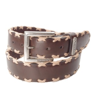 
Met deze topper uit onze  kun je aankomen! Loop er volgens de laatste modetrends bij met dit item uit de meest recente collectie van Sendra.
Sendra Riem 7336 Bruin Met dik garen Gevlochten Verwisselbare Gesp Cowboy Western Ibiza Bohemian 4cm Brede Heren Dames Jeans Broekriem<br><br>Bruine, glad leren Sendra riem. Niet heel overdreven, maar goed subtiel door de met garen gevlochten rand. <p><strong>Hoe weet ik welke riem maat ik moet kiezen?</strong><br>Meet je broekband voor de maat. Voor maatadvies: <strong>kijk op de maattabel in de foto's</strong><br>De maat van een Sendra riem wordt gemeten vanaf de bovenkant van de gesp tot aan het middelste gaatje van de 5 gaatjes. De afstand tussen de gaatjes is 2,5 cm. Het stuk leer na het middelste gaatje tot de punt is ongeveer 15 cm.<br>Meet de bovenkant van je broek waarop je de riem wilt dragen, dan kan je goed inschatten hoeveel de riem oversteekt.<br>Of het een hoog model taillebroek is of juist een heupbroek kan voor de lengte van de riem wel enig verschil maken.</p><strong>Een Sendra riem is een sieraad om je middel.</strong><br>Sendra gebruikt voor de riemen, net als voor de laarzen, alleen de allerbeste leersoorten. Sendra riemen worden grotendeels met de hand gemaakt door zeer ervaren vakmensen. Duidelijk zie je de invloed van de cowboy- en westernkleding terug in de fraaie details. Sendra riemen zijn van een hoge kwaliteit en daar heb je dus lang plezier van.<br><br><strong>Kleur en Materiaal:</strong><br>Het kenmerk van handwerk is dat er altijd kleine verschillen zijn. Er zijn geen twee laarzen of riemen precies hetzelfde.<br>We verkopen leer en dat heeft de charme van kleine variaties, daaraan herken je de echtheid van leer.<br>De laarzen en riemen worden door Sendra Boots vaak behandeld met een dun laagje olie. Daardoor kan het leer van je nieuwe laars of riem donkerder zijn. Dit verdwijnt in het dragen. Wil je direct de uiteindelijke kleur te zien, kan je het leer een beetje buigen. Als je de laarzen of riemen poetst worden ze weer wat donkerder.<br>Kleur weergave is mede afhankelijk van jouw persoonlijke scherminstellingen. <br><br><strong>Afmetingen:</strong><br>Deze Sendra riem is 4 cm breed. De gesp zit bevestigd met 4 drukkers, zodat je eenvoudig van gesp of buckle kan wisselen.<br><br><br>
<img alt="" src="https://www.mooileer.nl/Files/2/30000/30789/FileBrowser/plaatjes/sendra-logo.png"><br>
<br>