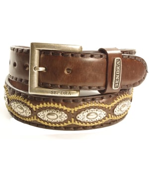 
 Musthave uit de  van Sendra   Gun jezelf dit prachtige item uit de laatste collectie  Betaal achteraf
Sendra Riem 7606 Bruin Dames Heren Cowboy Western Ibiza Bohemian 4cm Brede Jeans Broekriem Zilverkleurige Concho's Verwisselbare Gesp<br><br>Handgemaakte Sendra riem met pekgaren en conchos. Altijd stoer op jeans, maar ook heel gaaf bij een pak.<br>
<br>
<strong>Hoe weet ik welke riem maat ik moet kiezen?</strong><br>
Meet je broekband voor de maat. Voor maatadvies: <strong>kijk op de maattabel in de foto's</strong><br>
De maat van een Sendra riem wordt gemeten vanaf de bovenkant van de gesp tot aan het middelste gaatje van de 5 gaatjes. De afstand tussen de gaatjes is 2,5 cm. Het stuk leer na het middelste gaatje tot de punt is ongeveer 15 cm.<br>
Meet de bovenkant van je broek waarop je de riem wilt dragen, dan kan je goed inschatten hoeveel de riem oversteekt.<br>
Of het een hoog model taillebroek is of juist een heupbroek kan voor de lengte van de riem wel enig verschil maken.<br>
<br>
<strong>Een Sendra riem is een sieraad om je middel.</strong><br>
Sendra gebruikt voor de riemen, net als voor de laarzen, alleen de allerbeste leersoorten. Sendra riemen worden grotendeels met de hand gemaakt door zeer ervaren vakmensen. Duidelijk zie je de invloed van de cowboy- en westernkleding terug in de fraaie details. Sendra riemen zijn van een hoge kwaliteit en daar heb je dus lang plezier van.<br>
<br>
<strong>Kleur en Materiaal:</strong><br>
Het kenmerk van handwerk is dat er altijd kleine verschillen zijn. Er zijn geen twee laarzen of riemen precies hetzelfde.<br>
We verkopen leer en dat heeft de charme van kleine variaties, daaraan herken je de echtheid van leer.<br>
De laarzen en riemen worden door Sendra Boots vaak behandeld met een dun laagje olie. Daardoor kan het leer van je nieuwe laars of riem donkerder zijn. Dit verdwijnt in het dragen. Wil je direct de uiteindelijke kleur te zien, kan je het leer een beetje buigen. Als je de laarzen of riemen poetst worden ze weer wat donkerder.<br>
Kleur weergave is mede afhankelijk van jouw persoonlijke scherminstellingen. <br>
<br>
<strong>Afmetingen:</strong><br>
Deze Sendra riem is 4 cm breed. De gesp zit bevestigd met 4 drukkers, zodat je eenvoudig van gesp of buckle kan wisselen.<br>
<br>
<img alt="" src="https://www.mooileer.nl/Files/2/30000/30789/FileBrowser/plaatjes/sendra-logo.png"><br>