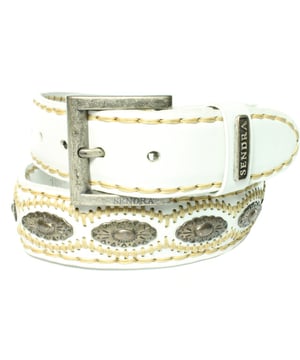 
De meeste dromen zijn bedrog; maar met dit topitem uit de meest recente collectie van Sendra worden ze werkelijkheid! 
Sendra Riem 7606 Wit Dames Heren Riem Cowboy Western Ibiza Bohemian 4cm Brede Jeans Broekriem Zilverkleurige Concho's Verwisselbare Gesp<br><br>Degelijk handwerk met conchos en dik garen. Het is een stukje geschiedenis, Jim Morrisson, de zanger van de Doors droeg vaak een witte leren riem op een zwarte leren broek.<br><br><strong>Hoe weet ik welke riem maat ik moet kiezen?</strong><br>Meet je broekband voor de maat. Voor maatadvies: <strong>kijk op de maattabel in de foto's</strong><br>De maat van een Sendra riem wordt gemeten vanaf de bovenkant van de gesp tot aan het middelste gaatje van de 5 gaatjes. De afstand tussen de gaatjes is 2,5 cm. Het stuk leer na het middelste gaatje tot de punt is ongeveer 15 cm.<br>Meet de bovenkant van je broek waarop je de riem wilt dragen, dan kan je goed inschatten hoeveel de riem oversteekt.<br>Of het een hoog model taillebroek is of juist een heupbroek kan voor de lengte van de riem wel enig verschil maken.<br><br><strong>Een Sendra riem is een sieraad om je middel.</strong><br>Sendra gebruikt voor de riemen, net als voor de laarzen, alleen de allerbeste leersoorten. Sendra riemen worden grotendeels met de hand gemaakt door zeer ervaren vakmensen. Duidelijk zie je de invloed van de cowboy- en westernkleding terug in de fraaie details. Sendra riemen zijn van een hoge kwaliteit en daar heb je dus lang plezier van.<br><br><strong>Kleur en Materiaal:</strong><br>Het kenmerk van handwerk is dat er altijd kleine verschillen zijn. Er zijn geen twee laarzen of riemen precies hetzelfde.<br>We verkopen leer en dat heeft de charme van kleine variaties, daaraan herken je de echtheid van leer.<br>De laarzen en riemen worden door Sendra Boots vaak behandeld met een dun laagje olie. Daardoor kan het leer van je nieuwe laars of riem donkerder zijn. Dit verdwijnt in het dragen. Wil je direct de uiteindelijke kleur te zien, kan je het leer een beetje buigen. Als je de laarzen of riemen poetst worden ze weer wat donkerder.<br>Kleur weergave is mede afhankelijk van jouw persoonlijke scherminstellingen. <br><br><strong>Afmetingen:</strong><br>Deze Sendra riem is 4 cm breed. De gesp zit bevestigd met 4 drukkers, zodat je eenvoudig van gesp of buckle kan wisselen.<br><br><img alt="" src="https://www.mooileer.nl/Files/2/30000/30789/FileBrowser/plaatjes/sendra-logo.png"><br>
<br>