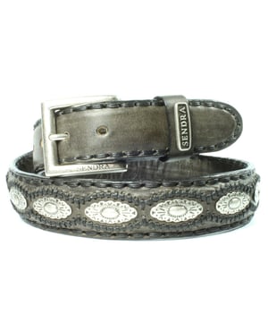 
Sendra Riem 7606 Antraciet Dames Heren Riem Cowboy Western Ibiza Bohemian 4cm Brede Jeans Broekriem Zilverkleurige Concho's Verwisselbare Gesp<br><br>Stoere belt in donkergrijs/graffiet met conchos en dik pekgaren als versiering.<br>
<br>
<strong>Hoe weet ik welke riem maat ik moet kiezen?</strong><br>
Meet je broekband voor de maat. Voor maatadvies: <strong>kijk op de maattabel in de foto's</strong><br>
De maat van een Sendra riem wordt gemeten vanaf de bovenkant van de gesp tot aan het middelste gaatje van de 5 gaatjes. De afstand tussen de gaatjes is 2,5 cm. Het stuk leer na het middelste gaatje tot de punt is ongeveer 15 cm.<br>
Meet de bovenkant van je broek waarop je de riem wilt dragen, dan kan je goed inschatten hoeveel de riem oversteekt.<br>
Of het een hoog model taillebroek is of juist een heupbroek kan voor de lengte van de riem wel enig verschil maken.<br>
<br>
<strong>Een Sendra riem is een sieraad om je middel.</strong><br>
Sendra gebruikt voor de riemen, net als voor de laarzen, alleen de allerbeste leersoorten. Sendra riemen worden grotendeels met de hand gemaakt door zeer ervaren vakmensen. Duidelijk zie je de invloed van de cowboy- en westernkleding terug in de fraaie details. Sendra riemen zijn van een hoge kwaliteit en daar heb je dus lang plezier van.<br>
<br>
<strong>Kleur en Materiaal:</strong><br>
Het kenmerk van handwerk is dat er altijd kleine verschillen zijn. Er zijn geen twee laarzen of riemen precies hetzelfde.<br>
We verkopen leer en dat heeft de charme van kleine variaties, daaraan herken je de echtheid van leer.<br>
De laarzen en riemen worden door Sendra Boots vaak behandeld met een dun laagje olie. Daardoor kan het leer van je nieuwe laars of riem donkerder zijn. Dit verdwijnt in het dragen. Wil je direct de uiteindelijke kleur te zien, kan je het leer een beetje buigen. Als je de laarzen of riemen poetst worden ze weer wat donkerder.<br>
Kleur weergave is mede afhankelijk van jouw persoonlijke scherminstellingen. <br>
<br>
<strong>Afmetingen:</strong><br>
Deze Sendra riem is 4 cm breed. De gesp zit bevestigd met 4 drukkers, zodat je eenvoudig van gesp of buckle kan wisselen.<br>
 <br>