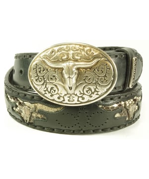 
Sendra Riem 8322 Zwart Dames Heren Buckle Riem Cowboy Western Gipsy Ibiza 4cm Brede Jeans Broekriem Verwisselbare Gesp slangenprint Longhorn Skull<br><br>Sendra riem 8322 is met uitgestanste longhorn skulls, met slangenprint leer ingelegd, met daarop een metalen longhorn skull concho's. Een echte western riem. Een Sendra riem wordt afgewerkt met dik pek garen langs de rand. Bij de prijs inbegrepen is de verwisselbare buckle met ook weer een longhorn skull erop.
<p><strong>Hoe weet ik welke riem maat ik moet kiezen?</strong><br>
Meet je broekband voor de maat. Voor maatadvies: <strong>kijk op de maattabel in de foto's</strong><br>
De maat van een Sendra riem wordt gemeten vanaf de bovenkant van de gesp tot aan het middelste gaatje van de 5 gaatjes. De afstand tussen de gaatjes is 2,5 cm. Het stuk leer na het middelste gaatje tot de punt is ongeveer 15 cm.<br>
Meet de bovenkant van je broek waarop je de riem wilt dragen, dan kan je goed inschatten hoeveel de riem oversteekt.<br>
Of het een hoog model taillebroek is of juist een heupbroek kan voor de lengte van de riem wel enig verschil maken.</p>

<p><strong>Een Sendra riem is een sieraad om je middel.</strong><br>
Sendra gebruikt voor de riemen, net als voor de laarzen, alleen de allerbeste leersoorten. Sendra riemen worden grotendeels met de hand gemaakt door zeer ervaren vakmensen. Duidelijk zie je de invloed van de cowboy- en westernkleding terug in de fraaie details. Sendra riemen zijn van een hoge kwaliteit en daar heb je dus lang plezier van.<br>
<br>
<strong>Kleur en Materiaal:</strong><br>
Het kenmerk van handwerk is dat er altijd kleine verschillen zijn. Er zijn geen twee laarzen of riemen precies hetzelfde.<br>
We verkopen leer en dat heeft de charme van kleine variaties, daaraan herken je de echtheid van leer.<br>
De laarzen en riemen worden door Sendra Boots vaak behandeld met een dun laagje olie. Daardoor kan het leer van je nieuwe laars of riem donkerder zijn. Dit verdwijnt in het dragen. Wil je direct de uiteindelijke kleur te zien, kan je het leer een beetje buigen. Als je de laarzen of riemen poetst worden ze weer wat donkerder.<br>
Kleur weergave is mede afhankelijk van jouw persoonlijke scherminstellingen. <br>
<br>
<strong>Afmetingen:</strong><br>
Deze Sendra riem is 4 cm breed. De gesp zit bevestigd met 4 drukkers, zodat je eenvoudig van gesp of buckle kan wisselen.<br>
<br>
<br>
<img alt="" src="https://www.mooileer.nl/Files/2/30000/30789/FileBrowser/plaatjes/sendra-logo.png"><br>
 </p>