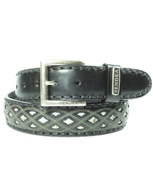 
Sendra Riem 8680 Zwart Dames Heren Riem slangenprint Inleg Gekleurd Sierstiksel Verwisselbare Gesp Cowboy Western Ibiza Bohemian 4cm Brede Jeans Broekriem<br><br>Geweldig stuk vakwerk. Deze handgemaakte riem is driemaal rond geweest om dit prachtige sierstiksel op de riem te maken. Onder de uitgestanste gaatjes zit ook nog een laag slangenprint. Ook in <span>b</span><span>ruin </span>verkrijgbaar.<br>
<br>
<strong>Hoe weet ik welke maat ik moet kiezen?</strong><br>
Meet je broekband voor de maat. Voor maatadvies: <strong>kijk op de maattabel in de foto's</strong><br>
De maat van een Sendra riem wordt gemeten vanaf de bovenkant van de gesp tot aan het middelste gaatje van de 5 gaatjes. De afstand tussen de gaatjes is 2,5 cm. Het stuk leer na het middelste gaatje tot de punt is ongeveer 15 cm.<br>
Meet de bovenkant van je broek waarop je de riem wilt dragen, dan kan je goed inschatten hoeveel de riem oversteekt.<br>
Of het een hoog model taillebroek is of juist een heupbroek kan voor de lengte van de riem wel enig verschil maken.<br>
<br>
<strong>Een Sendra riem is een sieraad om je middel.</strong><br>
Sendra gebruikt voor de riemen, net als voor de laarzen, alleen de allerbeste leersoorten. Sendra riemen worden grotendeels met de hand gemaakt door zeer ervaren vakmensen. Duidelijk zie je de invloed van de cowboy- en westernkleding terug in de fraaie details. Sendra riemen zijn van een hoge kwaliteit en daar heb je dus lang plezier van.<br>
<br>
<strong>Kleur en Materiaal:</strong><br>
Het kenmerk van handwerk is dat er altijd kleine verschillen zijn. Er zijn geen twee laarzen of riemen precies hetzelfde.<br>
We verkopen leer en dat heeft de charme van kleine variaties, daaraan herken je de echtheid van leer.<br>
De laarzen en riemen worden door Sendra Boots vaak behandeld met een dun laagje olie. Daardoor kan het leer van je nieuwe laars of riem donkerder zijn. Dit verdwijnt in het dragen. Wil je direct de uiteindelijke kleur te zien, kan je het leer een beetje buigen. Als je de laarzen of riemen poetst worden ze weer wat donkerder.<br>
Kleur weergave is mede afhankelijk van jouw persoonlijke scherminstellingen. <br>
<br>
<strong>Afmetingen:</strong><br>
Deze Sendra riem is 4 cm breed. De gesp zit bevestigd met 4 drukkers, zodat je eenvoudig van gesp of buckle kan wisselen.<br>
<br>
<img alt="" src="https://www.mooileer.nl/Files/2/30000/30789/FileBrowser/plaatjes/sendra-logo.png"><br>