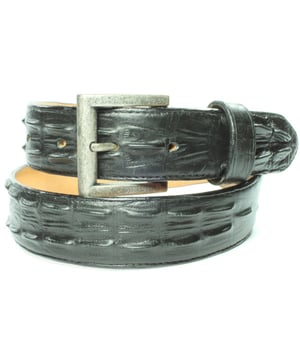 
Nu beschikbaar in onze Sendra outlet; deze topper van Sendra! Dit merk en nog vele andere topmerken altijd in de sale in onze  outlet.
Sendra Riem Chihuahua Zwart Dames Heren Riem Perfecte Krokodil Imitatie Verwisselbare Gesp Cowboy Western Ibiza Bohemian 4cm Brede Unisex Jeans Broekriem<br><br>Sterke leren riem van rundleder. Afgewerkt als een niet van echt te onderscheiden krokoprint leren riem.<br>
Alleen een expert kan dit onderscheiden van echt krokdil. Perfect uitgevoerd door Sendra. Een verbluffend sieraad om uw middel. Bij deze riem krijg je als verrassing ook nog eens een verwisselbare croco buckle.<br>
Deze imitatie krokodil riem is ook in bruin verkrijgbaar.
<p><strong>Hoe weet ik welke maat ik moet kiezen?</strong><br>
Meet je broekband voor de maat. Voor maatadvies: <strong>kijk op de maattabel in de foto's</strong><br>
De maat van een Sendra riem wordt gemeten vanaf de bovenkant van de gesp tot aan het middelste gaatje van de 5 gaatjes. De afstand tussen de gaatjes is 2,5 cm. Het stuk leer na het middelste gaatje tot de punt is ongeveer 15 cm.<br>
Meet de bovenkant van je broek waarop je de riem wilt dragen, dan kan je goed inschatten hoeveel de riem oversteekt.<br>
Of het een hoog model taillebroek is of juist een heupbroek kan voor de lengte van de riem wel enig verschil maken.<br>
<br>
<strong>Een Sendra riem is een sieraad om je middel.</strong><br>
Sendra gebruikt voor de riemen, net als voor de laarzen, alleen de allerbeste leersoorten. Sendra riemen worden grotendeels met de hand gemaakt door zeer ervaren vakmensen. Duidelijk zie je de invloed van de cowboy- en westernkleding terug in de fraaie details. Sendra riemen zijn van een hoge kwaliteit en daar heb je dus lang plezier van.<br>
<br>
<strong>Kleur en Materiaal:</strong><br>
Het kenmerk van handwerk is dat er altijd kleine verschillen zijn. Er zijn geen twee laarzen of riemen precies hetzelfde.<br>
We verkopen leer en dat heeft de charme van kleine variaties, daaraan herken je de echtheid van leer.<br>
De laarzen en riemen worden door Sendra Boots vaak behandeld met een dun laagje olie. Daardoor kan het leer van je nieuwe laars of riem donkerder zijn. Dit verdwijnt in het dragen. Wil je direct de uiteindelijke kleur te zien, kan je het leer een beetje buigen. Als je de laarzen of riemen poetst worden ze weer wat donkerder.<br>
Kleur weergave is mede afhankelijk van jouw persoonlijke scherminstellingen. <br>
<br>
<strong>Afmetingen:</strong><br>
Deze Sendra riem is 4 cm breed. De gesp zit bevestigd met 2 schroeven, zodat je eenvoudig van gesp of buckle kan wisselen.<br>
<br>
<img alt="" src="https://www.mooileer.nl/Files/2/30000/30789/FileBrowser/plaatjes/sendra-logo.png"><br>
 </p>