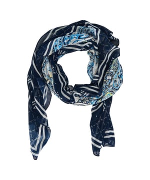 
Verhoog je stijl met onze trendy zachte viscose sjaal. Gemaakt met een luxe mix van prints, is deze sjaal het perfecte accessoire om een vleugje persoonlijkheid toe te voegen aan elke outfit. Compleet met een klein logolabel voor een vleugje verfijning. Blijf modieus en gezellig met onze must-have sjaal. 100% Viscose