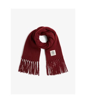 
De JOSH V Madelyn dames sjaal in de kleur Berry Red is gemaakt van een zachte kwaliteit met gerecycled polyester en biedt ultiem comfort tijdens koude dagen. Deze dikke wintersjaal is afgewerkt met een subtiel JOSH V-logo label, wat zorgt voor een stijlvolle finishing touch. Combineer de sjaal met de bijpassende pet in dezelfde Berry Red tint voor een warme en fashionable winterlook.
