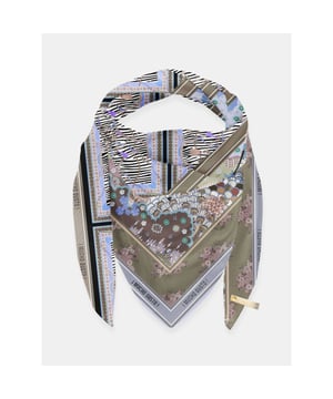 <h3>PRODUCTDETAILS</h3>
<p><strong>MUCHO GUSTO® Sjaal St. Tropez Groen Blauw Zebra</strong></p>

<p>Ontdek luxe met de <strong>MUCHO GUSTO® Sjaal St. Tropez Groen Blauw Zebra</strong>. Deze royale sjaal (ongeveer 220 x 140 x 140 cm) is vakkundig vervaardigd uit 100% pure zijde, die niet alleen zacht aanvoelt, maar ook een subtiele glans heeft. En die elke outfit op een verfijnde manier accentueert. Het unieke patchworkdesign bestaat uit een harmonieuze combinatie van diepe groene en blauwe tinten, aangevuld met een klassieke zebraprint die een speelse, gedurfde touch toevoegt. Deze mix van patronen en kleuren creëert een uitstraling van tijdloze elegantie met een vleugje avontuurlijke flair.</p>
<p>De <strong>MUCHO GUSTO®</strong> sjaal is ontworpen om een veelzijdig statement accessoire te zijn dat moeiteloos past bij zowel casual als chique gelegenheden. Draag hem losjes over de schouders voor een nonchalante look, of stijl hem elegant om de hals om een vleugje glamour toe te voegen aan je outfit. Dankzij de fijne, lichtgewicht zijden stof voelt de sjaal zijdezacht aan tegen de huid, en is hij comfortabel genoeg om de hele dag te dragen.</p>

<p><strong>Nederlands ontwerp<br />
</strong><strong>Maat</strong>: One Size<br />
<strong>Afmetingen</strong>: Ca. 220 x 140 x 140 cm<br />
<strong>Materiaal</strong>: 100% zijde<br />
<strong>Kleur/print</strong>: Groen, blauw patchwork met zebraprint</p>
