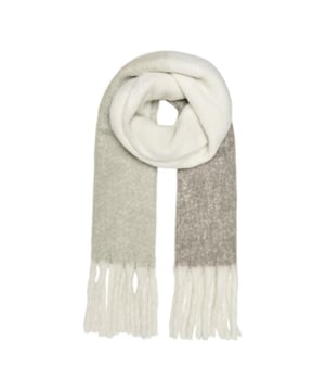 
Deze prachtige licht bruine sjaal shawls voor dames van het merk Only zijn niet alleen stijlvol, maar ook nog eens duurzaam! De sjaal is gemaakt van 50% polyester en 50% gerecycled polyester, waardoor je niet alleen een mooi fashion item in handen hebt, maar ook bijdraagt aan een beter milieu. De sjaal is heerlijk zacht en warm en is perfect voor de koudere dagen. De neutrale kleur zorgt ervoor dat je de sjaal makkelijk kunt combineren met verschillende outfits. Of je hem nu draagt als accessoire bij je jas of als eyecatcher bij een basic outfit, met deze sjaal maak je gegarandeerd een fashion statement. Bestel deze trendy en duurzame sjaal shawls dames nu bij NummerZestien en steel de show!