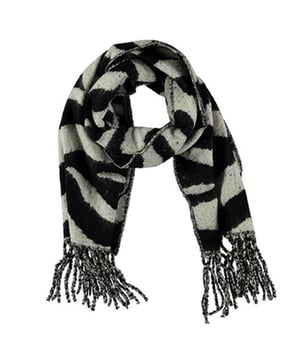 Prachtig item uit de nieuwe collectie van Sarlini! Ben helemaal van deze tijd met deze topper uit onze Dames Accessoires Outlet categorie.
Sarlini sjaal 000431-00062 zwart/wit