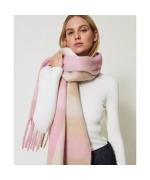 
* Productcode: 242LI4AFF
Kleur: Les Beiges / Prism Roze Veelkleurige Ruit

Afmeting: 40x180 cm

Samenstelling van het materiaal: 100% polyester

Wasinstructies: Handwas, Niet bleken, Niet in de droger, Strijken op maximaal 110°C, Chemisch reinigen met perchloorethyleen - mild proces, Plat drogen in de schaduw.



Jacquardwollen stola met franjes en een licht messingkleurig logoplaatje aan de zoom.