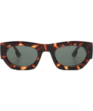 Prachtig item uit de nieuwe collectie van Komono! Ben helemaal van deze tijd met deze topper uit onze Dames Accessoires Outlet categorie.
Toffe zonnebril in gevlamde bruin tinten. Frame maat 141.8mm X 46.4mm. Bio Nylon frame met solid groene lens kleur. 100% UV400 protection. Cat. 3 krasvrij polycarbonate lens. Incl. opberg zakje en poets doekje.