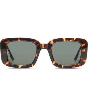 Ook helemaal fan van Komono? Scoor dan dit prachtig item uit de nieuwe collectie van Komono. 
Toffe zonnebril in gevlamde bruin tinten. Frame maat 143mm X 49mm. Cellulose proionateframe met solid groene lens kleur. 100% UV400 protection. Cat. 3 krasvrij polycarbonate lens. Incl. opberg zakje en poets doekje.