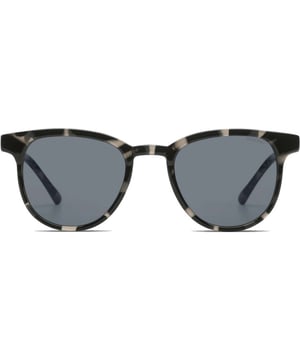 Maak nu de blits met dit topitem van de nieuwe collectie van Komono. Helemaal van deze tijd en makkelijk te combineren.
Toffe zonnebril in zwart met grijs gevlamd. Frame maat 139.5mm X 47mm. Nylon frame met Solid donker blauwe lens kleur. 100% UV400 protection. Cat. 3 krasvrij polycarbonate lens. Incl. opberg zakje en poets doekje.