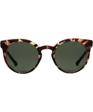 
Toffe zonnebril in bruin gevlamde kleur. Frame maat 133mm X 49.4mm. Nylon frame met dSolid donker groene lens kleur. 100% UV400 protection. Cat. 3 krasvrij polycarbonate lens. Incl. opberg zakje en poets doekje.