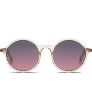  Uit de nieuwste collectie van Komono   Steel gegarandeerd de show  Betaal achteraf
Toffe zonnebril in zand beige transparante kleur. Frame maat 137mm X 51.3mm. Nylon frame met donker blauw naar roodbruine lens kleur. 100% UV400 protection. Cat. 3 krasvrij polycarbonate lens. Incl. opberg zakje en poets doekje.