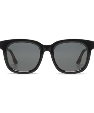 Een van de hardlopers uit de nieuwe collectie van Komono uit onze Dames Accessoires Outlet categorie. Deze kun je niet laten lopen!
Toffe zonnebril in zwart. Frame maat 146mm X 54mm. Nylon frame met Solid smoke grijze lens kleur. 100% UV400 protection. Cat. 3 krasvrij polycarbonate lens. Incl. opberg zakje en poets doekje.