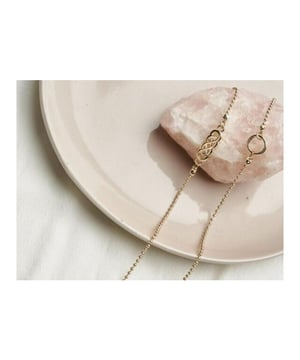 Wauw, met dit topitem uit de nieuwe collectie van Sunny Cords mag je gezien worden!
Merk: Sunny Cords, Model: Zonnebrilkoordjes, Materiaal: Metaal, Kleur: Goud