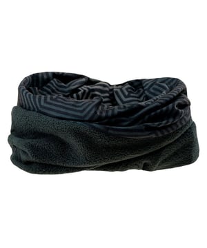 
100% Polyester. Voering: Microfleece. Stof: Zachte aanraking. Stoftechnologie: Ademend, vochtafvoerend. Multifunctioneel. Ontwerp: Geometrisch. Verpakking: Karton, Eurohaak.