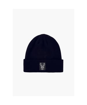 
De Black Donkey Beanie is een perfecte toevoeging aan je outfit in de winterperiode. Deze beanie is perfect te combineren met de bijpassende essentials Tracksuits. De beanie heeft een 3D Rubber patch op de voorzijde met de Black Donkey logo aan zijkant en is gemaakt van 100% Acryl.