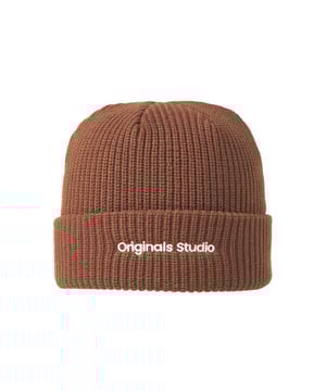 
De JACVESTERBRO BEANIE NOOS combineert comfort en stijl in een praktische, alledaagse muts. Gemaakt van een mix van 60% katoen en 40% acryl, biedt deze beanie een zachte, ademende en rekbare pasvorm die ideaal is voor dagelijks gebruik. Het one size-formaat zorgt voor een comfortabele fit voor de meeste hoofdafmetingen.