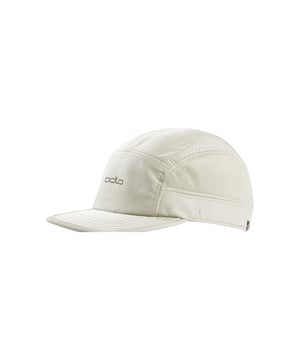 
De Performance Light five-panel hardlooppet van Odlo is met zorg vervaardigd van een mix van gedeeltelijk gerecycled polyester en elastaan om zon en zweet uit je gezicht te houden. Ideaal voor hikes over onbeschutte paden, snelle runs op het heetst van de dag en outdooravonturen. Inclusief mesh inzetstukken die zweet laten ontsnappen en een nylon trekkoord met plastic gesp om de pet naar wens aan te passen. Een absolute essential voor je hardloopgarderobe.