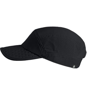
De Performance Pro hardlooppet van Odlo is gemaakt van lichtgewicht ripstop stretchmateriaal op de bovenkant, voor bescherming tegen de zon, en stretch mesh met lasergesneden ventilatiegaatjes op zijkanten, voor ademend vermogen. Ideaal voor runs, hikes en meer in de hitte. De uitzonderlijk lichte, buigzame schuimrubberen klep voelt gewichtloos aan, of de pet nu op je hoofd of in een jaszak zit. Voorzien van een trekkoord aan de achterkant om de pasvorm aan te passen en reflecterende details voor avonturen bij weinig licht. Een gestroomlijnd, sneldrogend item. Een performance pet om zon en zweet te tackelen.