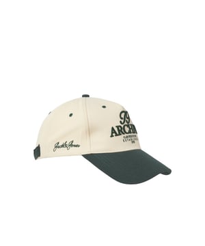 
De JACFRAME pet van Jack & Jones is een comfortabele en stoere heren baseball cap met 5 panelen. Gemaakt van 100% katoen in een stevige geweven kwaliteit. De verstelbare snapback sluiting zorgt voor een flexibele pasvorm, terwijl het geborduurde detail een subtiele stijlaccent geeft.
