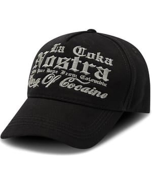  Deze topper uit de laatste collectie van Local Fanatic mag je niet missen   Gegarandeerde blikvanger maar op=op  Even geen geld? Betaal eenvoudig achteraf
Maak je outfit compleet met deze cap van LF Amsterdam. Deze  cap is voor volwassenen en zit heerlijk voor dagelijks gebruik. Het is “one-size”, is aan te passen aan de achterkant. Aan de voorkant van de pet vind je 3D-borduur tekst “La Coka Nostra ”. - <p><strong>Specificaties:<br /></strong>- Baseball Cap Heren King of Cocaine<br />- Kleur: Zwart<br />- Code: LF-CAP-6419<br />- Patroon: 3D-borduur<br />- Seizoen: N.O.O.S.<br />- Materiaal: 100% Katoen<br />- Beschikbare maten: One-Size</p>