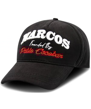 Steel gegarandeerd de show met de hardloper uit de nieuwe collectie van Local Fanatic! 
Maak je outfit compleet met deze cap van LF Amsterdam. Deze  cap is voor volwassenen en zit heerlijk voor dagelijks gebruik. Het is “one-size”, is aan te passen aan de achterkant. Aan de voorkant van de pet vind je 3D-borduur tekst “Narcos Pablo Escobar ”. - <p><strong>Specificaties:<br /></strong>- Baseball Pet Heren Narcos Pablo Escobar<br />- Kleur: Zwart<br />- Code: LF-CAP-6465<br />- Patroon: 3D-borduur<br />- Seizoen: N.O.O.S.<br />- Materiaal: 100% Katoen<br />- Beschikbare maten: One-Size</p>
