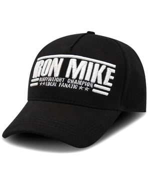  Fashionalert voor Local Fanatic   Steel de show bij elke gelegenheid   Combineer dit item met een van de andere musthaves bij V&D
Maak je outfit compleet met deze cap van LF Amsterdam. Deze  cap is voor volwassenen en zit heerlijk voor dagelijks gebruik. Het is “one-size”, is aan te passen aan de achterkant. Aan de voorkant van de pet vind je 3D-borduur tekst “Mike Tyson”. - <p><strong>Specificaties:<br /></strong>- Baseball Cap Heren Mike Tyson<br />- Kleur: Zwart<br />- Code: LF-CAP-6244<br />- Patroon: 3D-borduur<br />- Seizoen: N.O.O.S.<br />- Materiaal: 100% Katoen<br />- Beschikbare maten: One-Size</p>