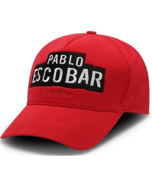Soms is het tijd om jezelf even te verwennen. Met deze topper van Local Fanatic lukt dat zeker. Tijdloos en elegant en een hotitem uit de nieuwste collectie van Local Fanatic.
Maak je outfit compleet met deze cap van LF Amsterdam. Deze  cap is voor volwassenen en zit heerlijk voor dagelijks gebruik. Het is “one-size”, is aan te passen aan de achterkant. Aan de voorkant van de pet vind je 3D-borduur tekst “Pablo Escobar”. - <p><strong>Specificaties:<br /></strong>- Baseball Cap Heren Pablo Escobar<br />- Kleur: Rood<br />- Code: LF-CAP-6465<br />- Patroon: 3D-borduur<br />- Seizoen: N.O.O.S.<br />- Materiaal: 100% Katoen<br />- Beschikbare maten: One-Size</p>