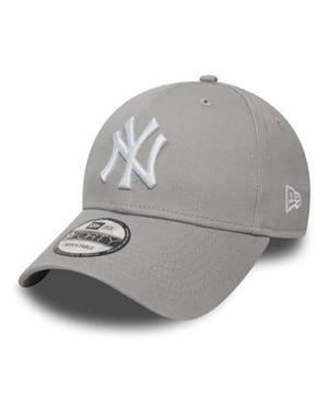 
zorgt voor een perfecte pasvorm voor iedereen. 

Met de New Era 940 League Basic NEYYAN cap ben je altijd klaar voor actie. Het minimalistische ontwerp en de neutrale kleuren maken deze cap veelzijdig en gemakkelijk te combineren met verschillende outfits. Of je nu gaat sporten, een wandeling maakt in het park of gewoon een casual dag hebt, deze cap voegt net dat beetje extra toe aan je look.

Dankzij de uitstekende kwaliteit van New Era weet je zeker dat je lang plezier zult hebben van deze cap. De materialen zijn van topkwaliteit en zorgen voor comfort en duurzaamheid. De verstelbare sluiting zorgt ervoor dat de cap perfect past, ongeacht de vorm van je hoofd.

Al met al is de New Era 940 League Basic NEYYAN cap een must-have accessoire voor iedereen die op zoek is naar een combinatie van comfort, stijl en kwaliteit. Of je nu een sportieve of casual look wilt creëren, met deze cap zit je altijd goed. Bestel hem nu bij SportenSki.nl en geef je outfit een upgrade met dit veelzijdige en