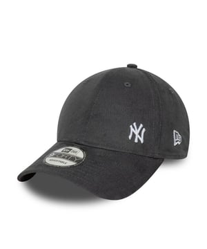 
Introductie: Geef je stijl een nieuwe draai met de NEW ERA Cord Flawless 9FORTY pet. Deze donkergrijze pet is niet zomaar een accessoire, het is een mode statement. Het is ontworpen voor moderne mannen en vrouwen die houden van comfort zonder concessies te doen aan hun stijl. Voordelen: De NEW ERA Cord Flawless 9FORTY pet is niet zomaar een pet. Door zijn diversiteit aan functionele voordelen, maakt deze pet het leven makkelijker en stijlvoller. Het lichtgewicht en ademend materiaal voorkomt overmatig zweten en biedt comfort gedurende de hele dag. De donkergrijze kleur is zo gekozen dat hij gemakkelijk te combineren is met elke outfit, of het nu casual of formeel is. Verder is de pet duurzaam en gemaakt om lang mee te gaan, zodat je er nog jaren plezier van kunt hebben. Belangrijkste kenmerken: De NEW ERA Cord Flawless 9FORTY pet blinkt uit in zijn kenmerken. De pet is voorzien van een verstelbare riem voor een perfecte pasvorm voor iedereen. De voorgebogen klep beschermt niet alleen