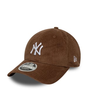 
Ontdek de New Era cord 9forty mcrown pet, de perfecte combinatie van stijl en comfort. Met de iconische bruine kleur en het kenmerkende New Era-ontwerp is deze pet een onmisbare aanvulling op elke garderobe. Een van de grootste voordelen van de New Era cord 9forty mcrown pet is het ongeëvenaarde comfort. De pet is ontworpen met aandacht voor detail, waardoor deze perfect zit en het draagcomfort wordt verhoogd. Daarnaast is hij gemaakt van hoogwaardige materialen, waardoor hij lang meegaat, zelfs bij dagelijks gebruik. Bovendien voegt de bruine kleur een stijlvol en tijdloos element toe aan elke outfit. De New Era cord 9forty mcrown pet beschikt over een aantal belangrijke kenmerken die hem onderscheiden. De aanpasbare pasvorm zorgt voor een goede fit voor iedereen, of je nu een groot of klein hoofd hebt. Het voorste deel van de pet is versterkt, wat zorgt voor een duurzaam en stabiel design, terwijl de gebogen klep zonnestralen tegenhoudt en je ogen beschermt. Bovendien is de