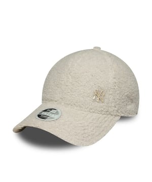 
Geniet van de ultieme New Era stijl met de ongeëvenaarde vrouwelijke Borg 9FORTY pet in stijlvol beige. Deze unieke hoofdbedekking combineert elegantie en sportieve flair om een onmisbare accessoire te vormen in elke dame's garderobe, of het nu voor een casual boodschappentrip is of een intense sportsessie. Een van de belangrijkste voordelen van het dragen van de vrouwelijke Borg 9FORTY pet is het gevoel van stijl en klasse dat het biedt. Deze pet is ontwikkeld met een ongelofelijk oog voor detail, wat resulteert in een design dat niet alleen aantrekkelijk is voor het oog maar ook ongekend comfortabel. Het beige kleurenpalet geeft de pet een onopvallende schoonheid, terwijl het toch een aangename aanvulling op vrijwel elke outfit maakt. De New Era vrouwelijke Borg 9FORTY pet is ontworpen met de modernste specificaties en belangrijkste kenmerken. De pet is gemaakt van hoogwaardige materialen en getuigt van de toewijding van New Era aan kwaliteit, duurzaamheid en comfort. De pet is zowel
