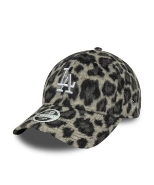 
Presenteer je avontuurlijke geest met stijl door te kiezen voor de New Era's female cosy animal 9FORTY pet. Als u een vrouw bent die haar unieke smaak wil uiten door middel van modieuze accessoires, dan is deze pet iets voor jou. De voordelen van deze pet zijn talrijk en vangene de aandacht van elke mode-enthousiasteling. Onder deze voordelen vallen functie en stijl. De pet is ontworpen om je te beschermen tegen de zon, terwijl ze tegelijkertijd je casual outfits een speelse, moderne rand geeft toe. Het gelaagde dierenmotief in grijs onderstreept je kenmerkende stijl zonder al te opzichtig of overweldigend te zijn. Bovendien is de pet perfect voor dagelijks gebruik, aangezien ze de perfecte combinatie van duurzaamheid en lichtheid biedt. Enkele van de belangrijkste kenmerken van de New Era's female cosy animal 9FORTY pet onderscheiden haar van andere hoofddeksels op de markt. Het gelaagde dierenmotief geeft een uniek tintje dat zowel speels als stijlvol is. De grijze kleur versterkt de